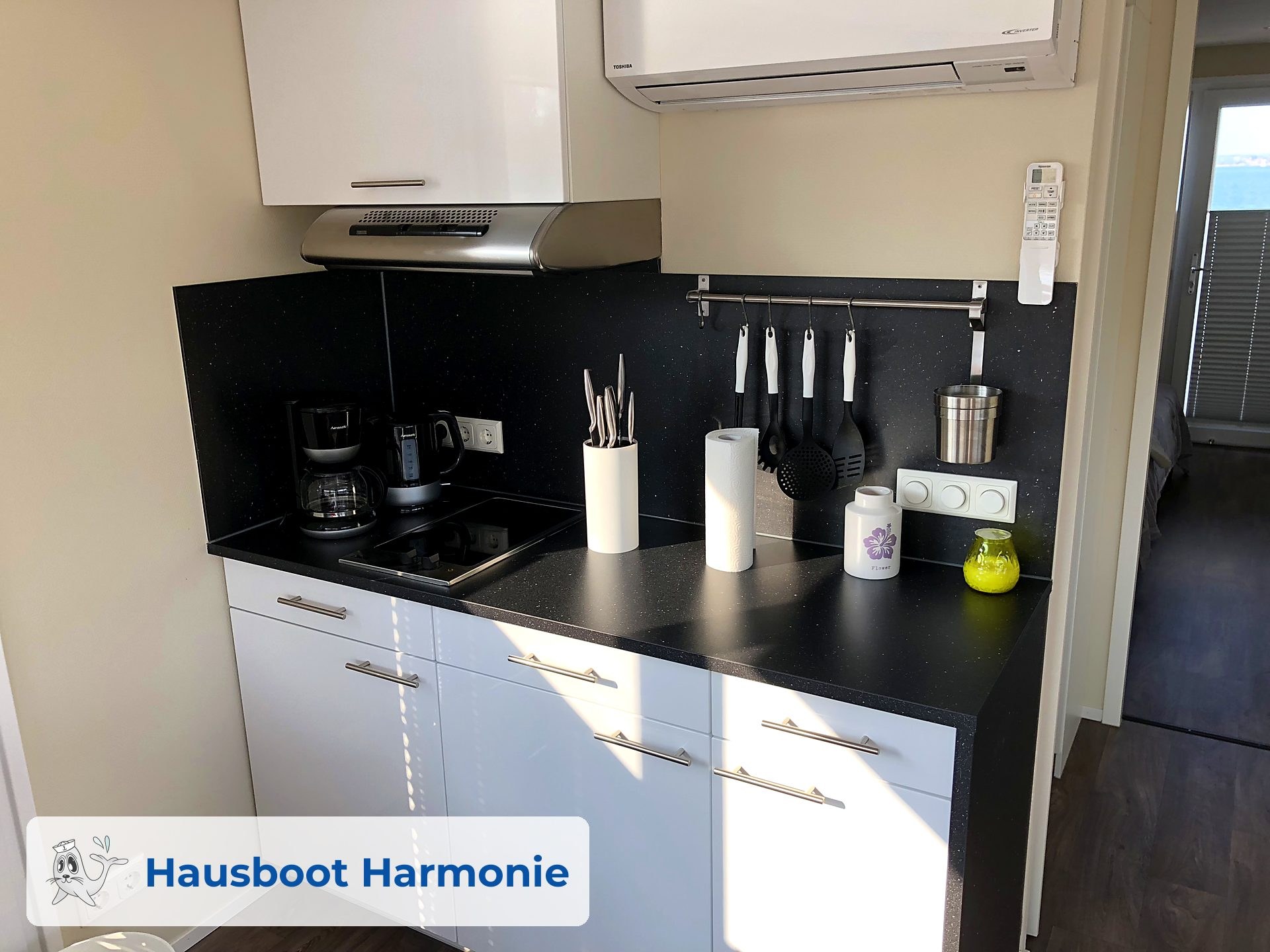 Klimaanlage an der Wand · Hausboot Harmonie